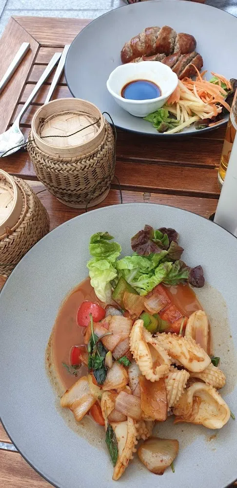 Poulpe Au Basilic Taï Saucisses Du Siam Citronnelle Gingembre Avec Du Riz Gluant